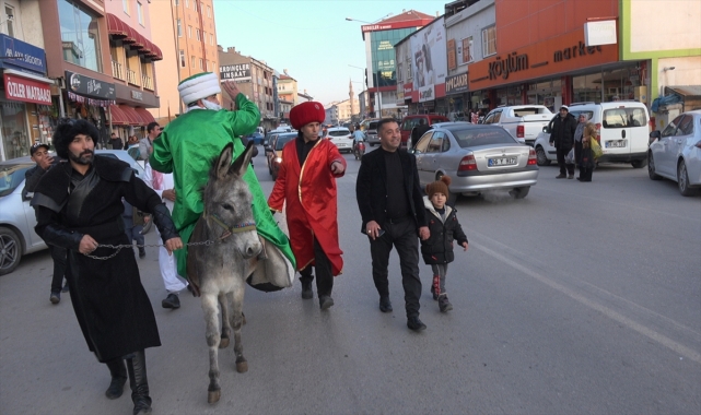 Sivas'ta temsili Nasreddin Hoca sokakta çocuklara hediye dağıttı
