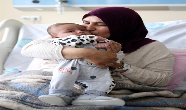 Enkazdan çıkarılan Umut bebek depremden sonra ilk kez annesiyle buluştu