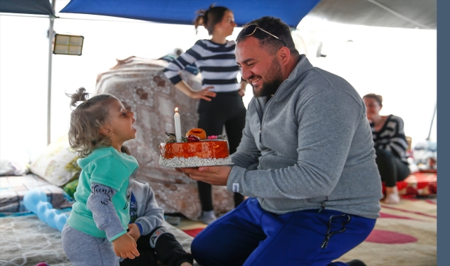 Hatay'da çadır kentte kalan çocuğun doğum günü pastası Kayseri'den geldi