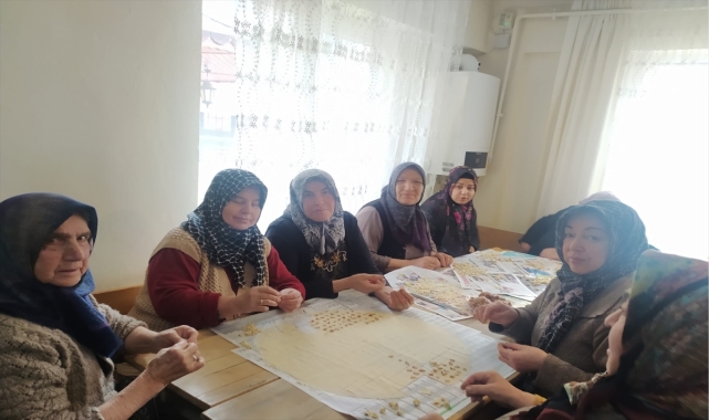 Kızılcahamam'da Kur'an kursu öğrencileri depremzedeler için mantı yapıyor