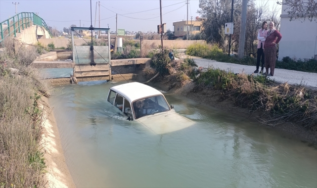 Mersin'de sulama kanalına devrilen otomobildeki 5 kişi kurtarıldı