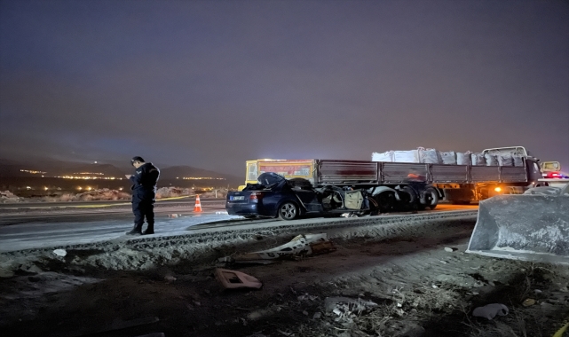 Niğde'de tıra çarpan otomobilin sürücüsü öldü