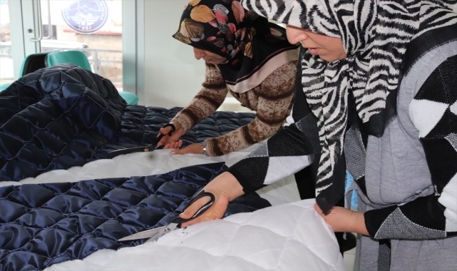 Sarıoğlan'da gönüllü kadınlar depremzedeler için uyku tulumu dikiyor
