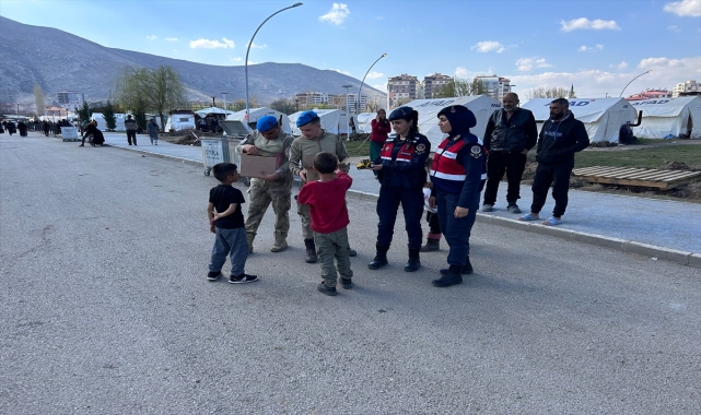 Jandarma ekipleri deprem bölgesinde çocuklara moral veriyor
