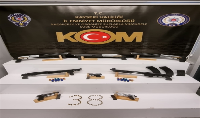 Kayseri'de ruhsatsız 3 tabanca ve 5 av tüfeği ele geçirildi