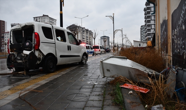 Sivas'ta aydınlatma direğine çarpan araçtaki 4 kişi yaralandı