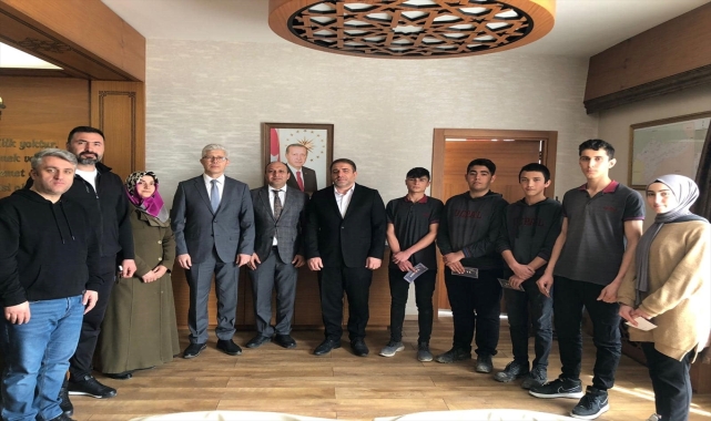 Sivas'taki yarışmalarda dereceye giren öğrenciler Kaymakam Selçuk Baş'ı ziyaret etti