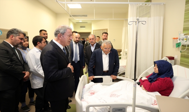 Bakan Akar'dan, Kayseri Şehir Hastanesinde tedavi gören depremzedelere ziyaret
