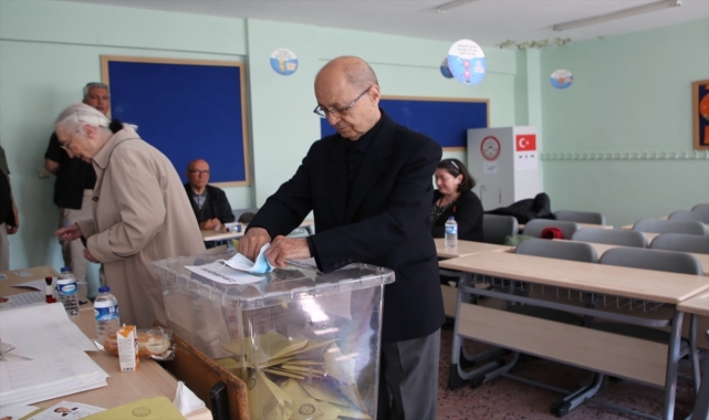 10. Cumhurbaşkanı Ahmet Necdet Sezer, Ankara'da oyunu kullandı