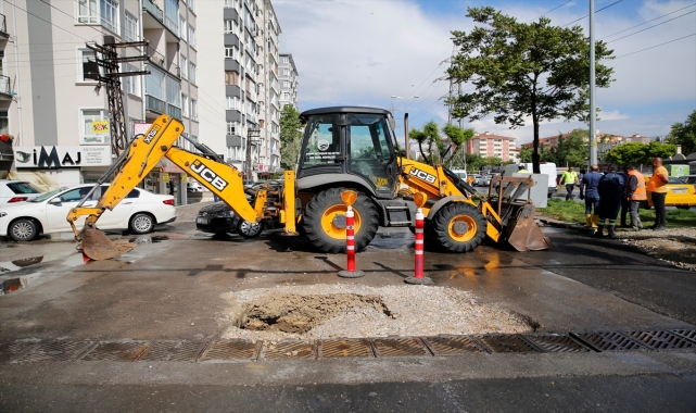 Ankara'da sağanak nedeniyle yol çöktü
