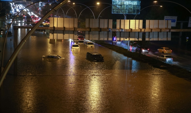 Ankara'da sel nedeniyle araçları içinde mahsur kalanlar kepçeyle kurtarıldı