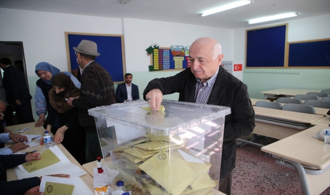 Eski TBMM Başkanı Cemil Çiçek oyunu kullandı