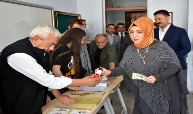 Kırıkkale Valisi Tekbıyıkoğlu ve Belediye Başkanı Saygılı, oyunu kullandı