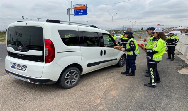 Kırşehir'de jandarma ekipleri sürücüleri bilgilendirdi