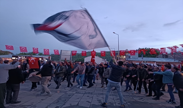 Özvatan'da vatandaşlar seçim kutlaması yaptı