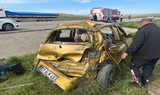 Sivas'ta devrilen otomobildeki 5 kişi yaralandı