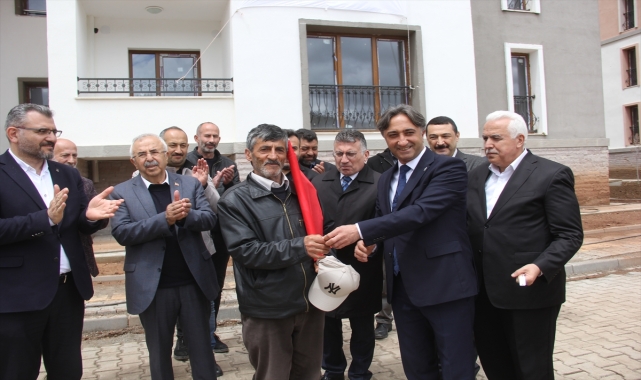 Zara'da TOKİ'nin yaptığı 642 konutun hak sahiplerine teslimine başlanıldı