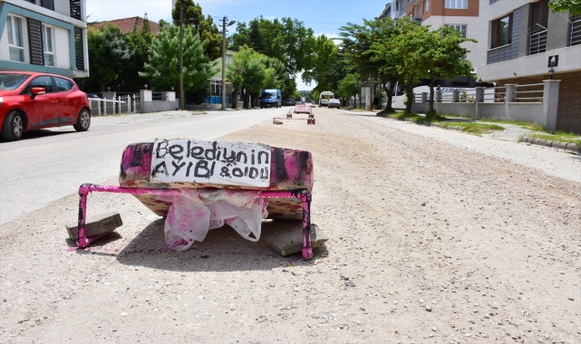 Eskişehir'de mahalle sakinleri tozdan kurtulmak için aylardır yolun asfaltlanmasını bekliyor