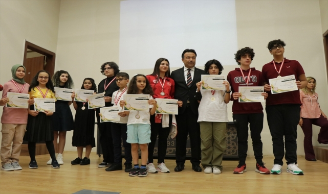 Kayseri'de farklı branşlarda başarı gösteren öğrenciler ödüllendirildi