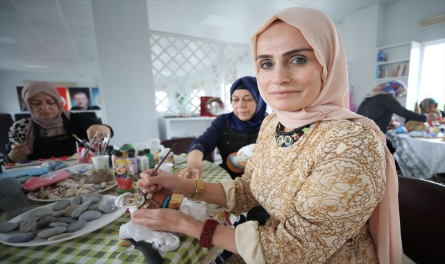 Nevşehir'e yerleşen depremzede eğitmen, kadınlara taş bebek yapımını öğretiyor