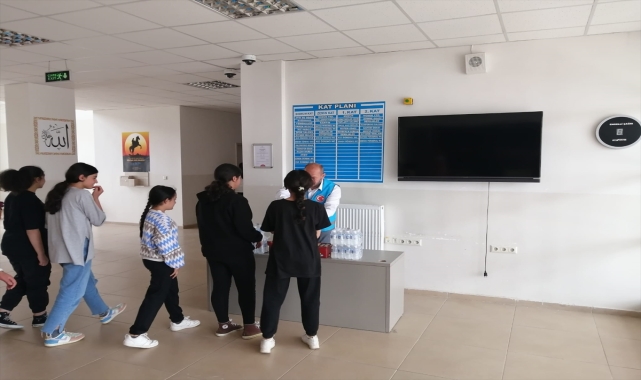 Ulaş'ta LGS kapsamında sınava giren öğrencilere su ve çikolata ikramı