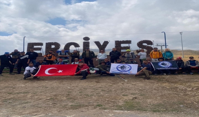 Erciyes ve Ağrı dağlarına 30 Ağustos Zafer Tırmanışı yapıldı