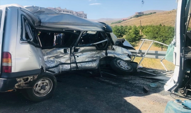 Niğde'de yolcu otobüsüyle hafif ticari araç çarpıştı, 1 kişi öldü, 7 kişi yaralandı