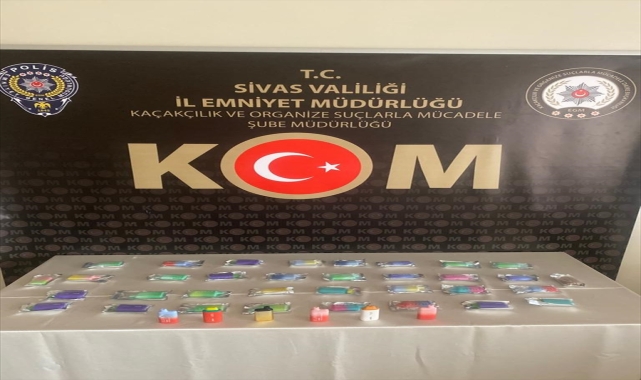Sivas'ta kaçak elektronik sigara ve dijital saat ele geçirildi