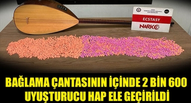 BAĞLAMA ÇANTASININ İÇİNDE 2 BİN 600 UYUŞTURUCU HAP ELE GEÇİRİLDİ