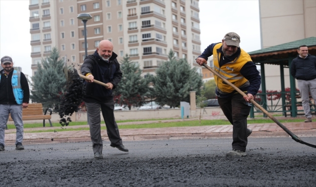 Başkan Çolakbayrakdar, yol yapım ve asfalt çalışmalarını inceledi