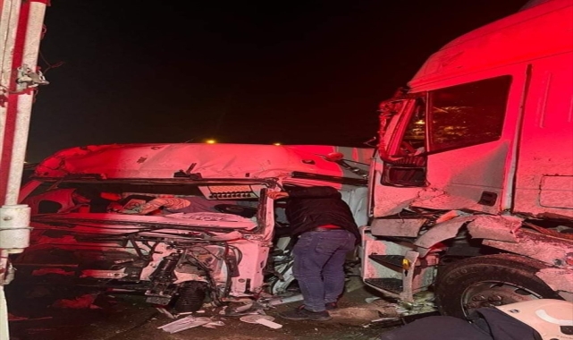 Eskişehir'de park halindeki 3 tıra çarpan tırın sürücüsü yaralandı