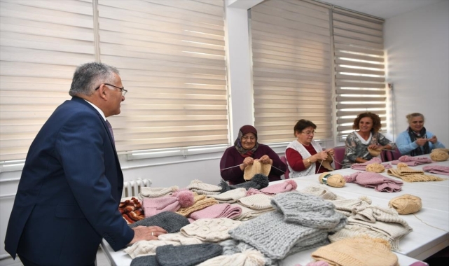 Kayseri'de gönüllüler çocuklar için atkı ve bere örüyor