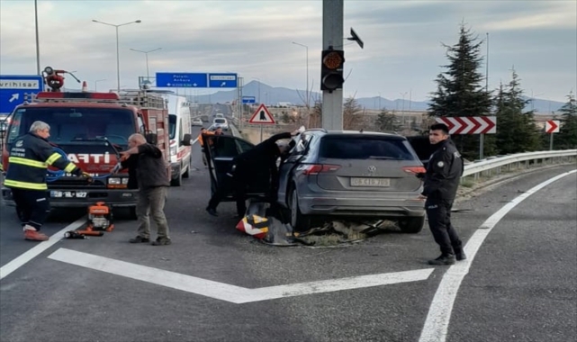Eskişehir'de bariyerlere çarpan otomobilin sürücüsü öldü