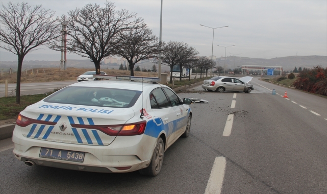 Kırıkkale'de ağaca çarpan otomobilin sürücüsü yaralandı