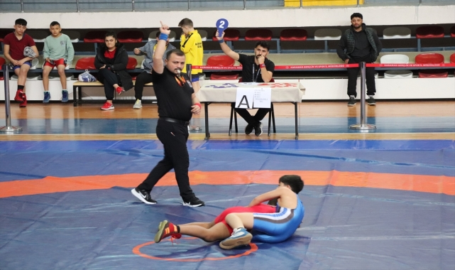 Karaman'da okul sporları yıldızlar güreş grup müsabakaları başladı