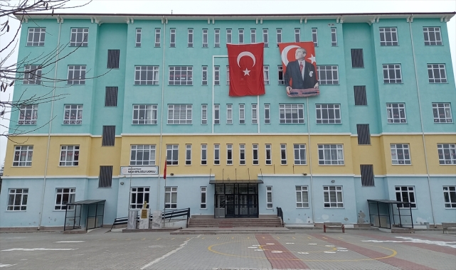 Beypazarı Kaymakamı Yılmaz, öğrencilere İngilizce ve matematik materyali dağıttı