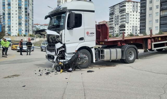Beypazarı'nda tırın çarptığı motosikletteki biri ağır iki öğrenci yaralandı