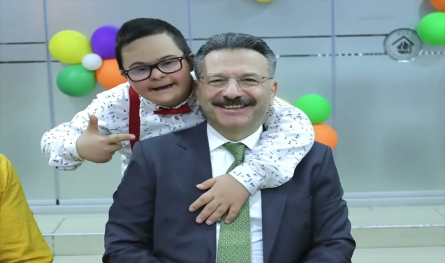 Eskişehir Valisi Aksoy, iftarda down sendromlu çocuklar ve aileleriyle buluştu
