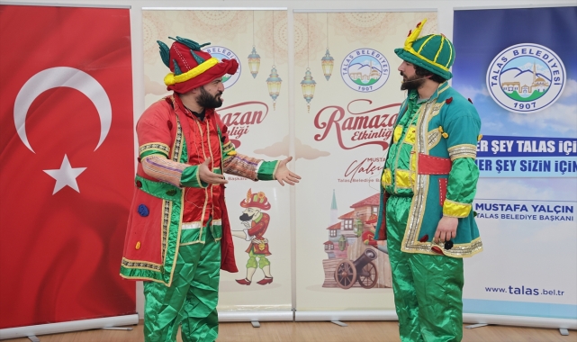 Kayseri'de Hacivat-Karagöz oyunu çocuklarla buluştu
