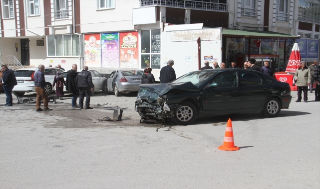 Konya'da iki otomobilin çarpışması sonucu 3 kişi yaralandı