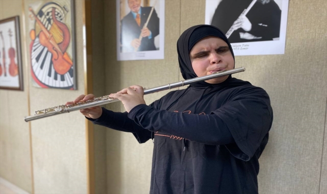 Müziğe kemençeyle başlayan görme engelli Esenay, 4 enstrüman daha çalmayı öğrendi