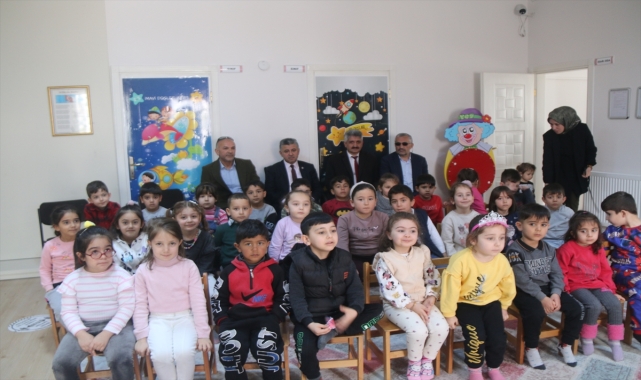 Şarkışla'da öğrenciler Hacivat-Karagöz oyununu izledi