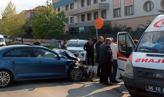 Beypazarı'nda zincirleme trafik kazasında 2 kişi yaralandı
