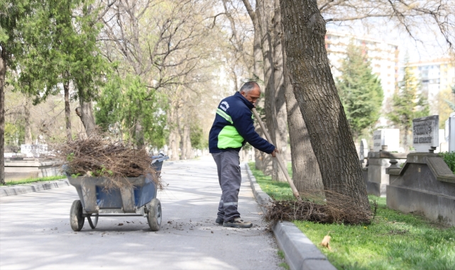 Kayseri Büyükşehir Belediyesi mezarlıkların bakım ve temizliğini yaptı
