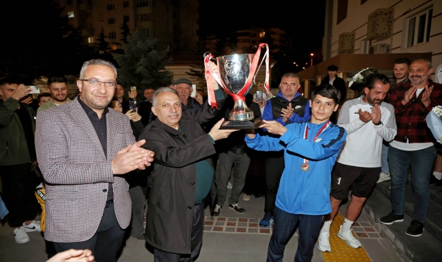 Talas Belediye Başkanı Yalçın sporcuları çiçekle karşıladı