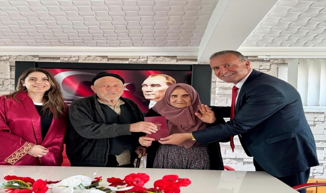 Evliliklerinin 60'ıncı yılında resmi nikah kıydırdılar