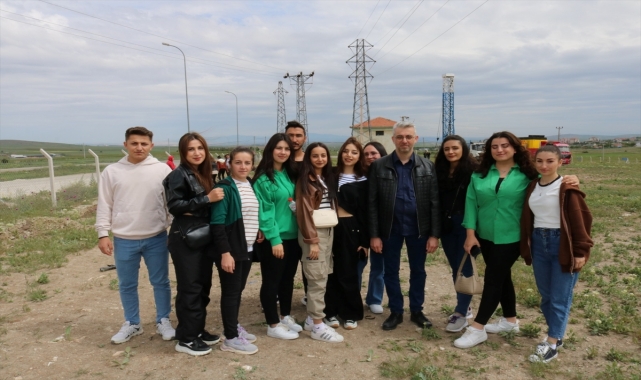 Kaman'da üniversite öğrencileri anneleri için fidan dikti