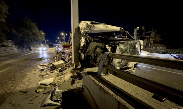 Ankara'da bariyere çarpan vinçteki 2 kişi yaralandı