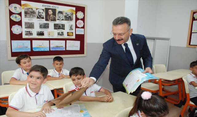 Eskişehir Valisi Aksoy, öğrencilere karnelerini dağıttı