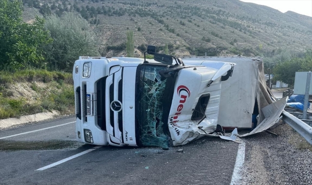 Sivas'ta devrilen kamyonun sürücüsü ağır yaralandı